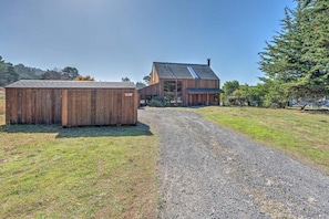 Exterior - Binker Barn Reimagined | Sea Ranch Art (Sea Ranch)