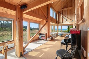 Smart-tv, een open haard en een dvd-speler