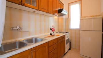 Frigorífico, horno, placa de cocina y cafetera o tetera