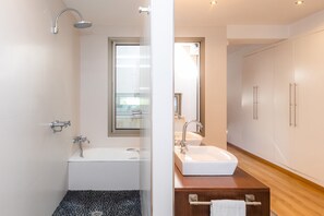 Bathtub, hair dryer, towels - Holiday Home "Ca Na Xisca" with Terraces & Wi-Fi (Sa Pobla)