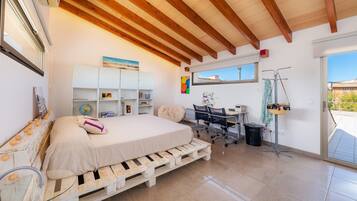 4 slaapkamers, een strijkplank/strijkijzer, gratis wifi, beddengoed