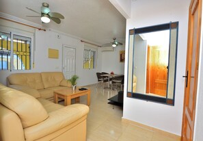 Una televisión, un reproductor estéreo