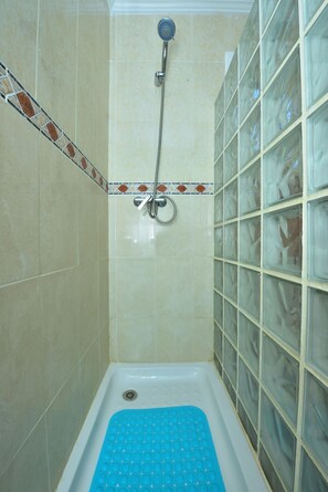 Shower, hair dryer, towels - Holiday Home "Casa Butcher" with Mountain View, Terraces & Wi-Fi (Mazarrón)