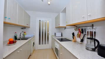 Een koelkast, een magnetron, een oven, een kookplaat