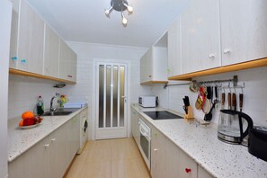 Frigorifero, microonde, forno, piano cottura