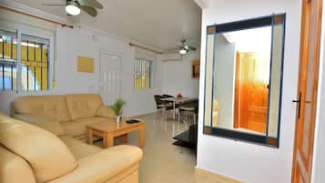 Een televisie en een stereo