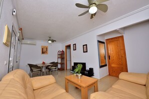 TV, stereo - Holiday Home "Casa Butcher" with Mountain View, Terraces & Wi-Fi (Mazarrón)