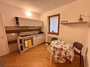 Kühlschrank, Ofen, Herdplatte, Wasserkocher mit Kaffee-/Teezubehör