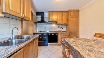 Fridge, oven, stovetop, dishwasher