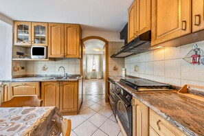 Fridge, oven, stovetop, dishwasher - Holiday Accommodation "Appartamento Pisani" with Balcony and Wi-Fi (Brez)