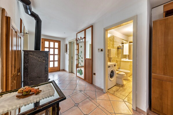 Interior - Holiday Accommodation "Appartamento Pisani" with Balcony and Wi-Fi (Brez)