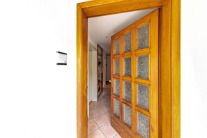 Interior - Holiday Accommodation "Appartamento Pisani" with Balcony and Wi-Fi (Brez)