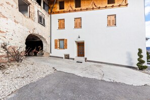 Exterior - Holiday Accommodation "Appartamento Pisani" with Balcony and Wi-Fi (Brez)