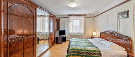 2 bedrooms, desk, free WiFi, bed sheets