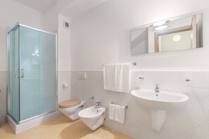 Douche, articles de toilette gratuits, sèche-cheveux