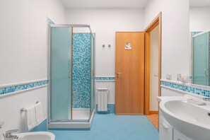 Dusche, kostenlose Toilettenartikel, Haartrockner, Handtücher