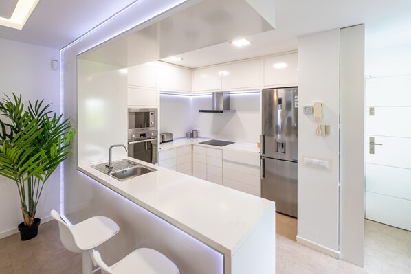 Fridge, microwave, oven, stovetop