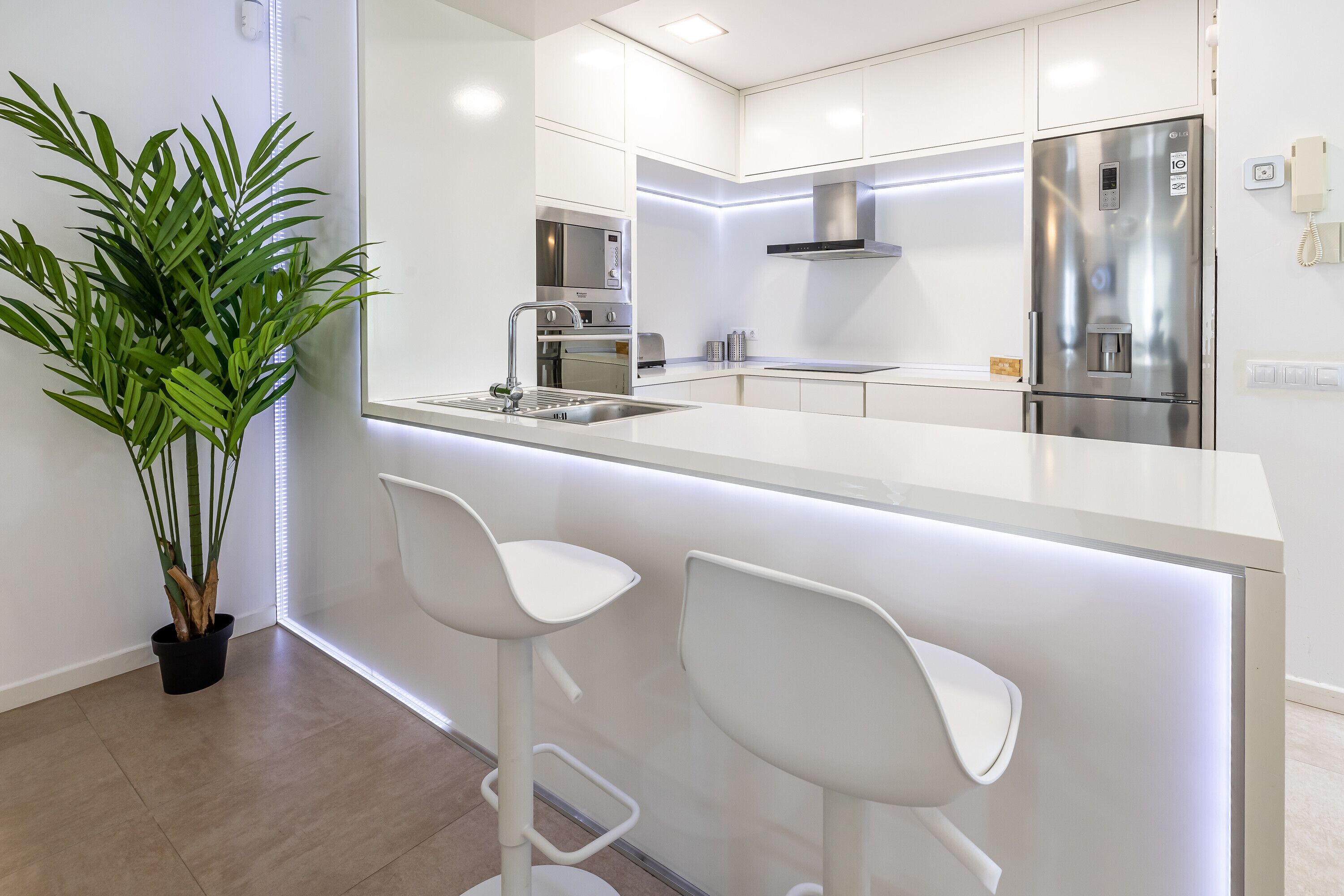 Réfrigérateur, micro-ondes, four, plaque de cuisson