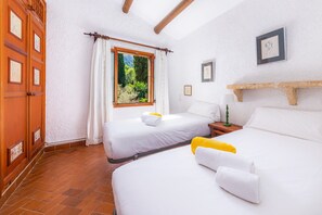 4 bedrooms, free WiFi, bed sheets - Villa 'Es Garrovera' with Mountain View, Pool & Wi-Fi (POLLENSA)