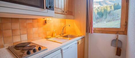 Een koelkast, een microgolfoven, een oven