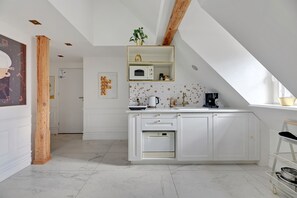 Suite | Private kitchen | Fridge, stovetop, dishwasher, coffee/tea maker