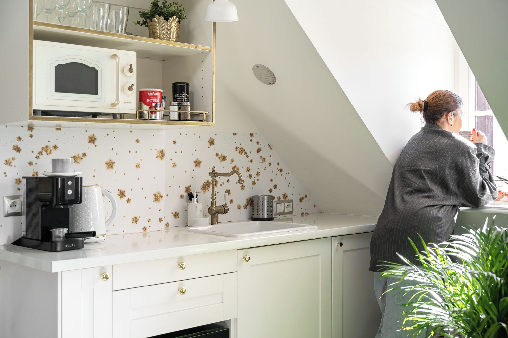 Suite | Private kitchenette | Fridge, stovetop, coffee/tea maker, electric kettle