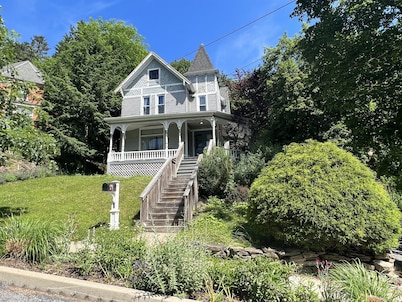 17 Cedar - Close to All Star Village in Oneonta, walk to Main St.