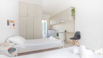 Junior Studio | Private kitchen | Dining tables