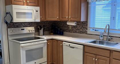 96 Spruce - Charming apartment in downtown Oneonta w/ hot tub