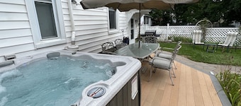 96 Spruce - Charming apartment in downtown Oneonta w/ hot tub