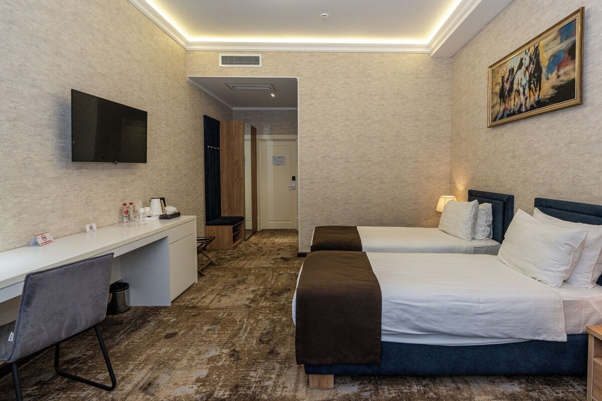 Queen Room with Two Queen Beds | 埃及棉床单、高档床上用品、迷你吧、客房内保险箱
