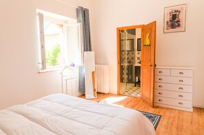 4 chambres, fer et planche à repasser, Wi-Fi gratuit