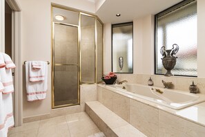 Badewanne, Haartrockner, Handtücher