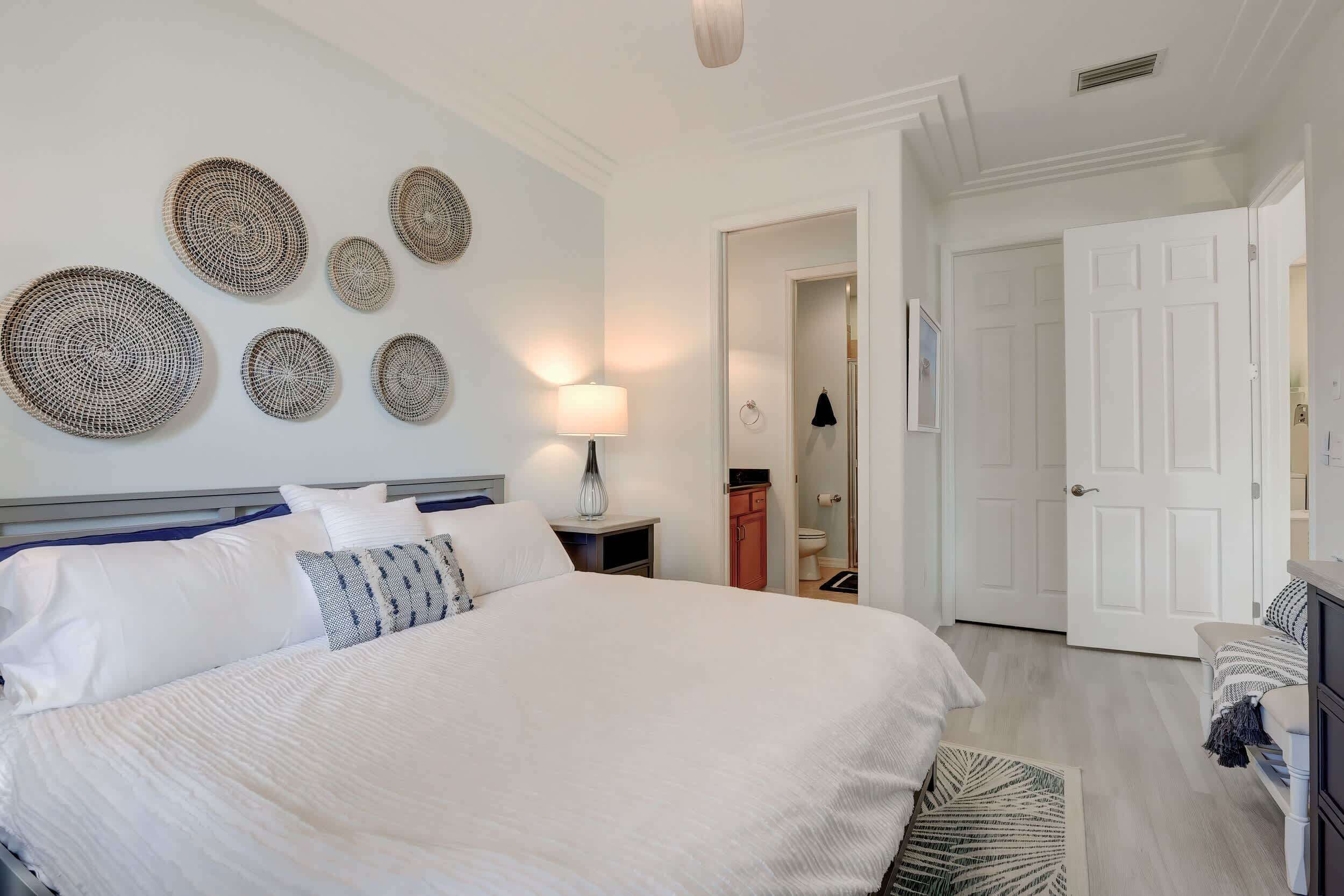 2 bedrooms, desk, iron/ironing board, WiFi