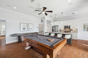 Fridge, microwave, oven, stovetop - Book a Spring Break Stay!Private Pool! Bikes! Pool and Shuffleboard Table! (Destin)