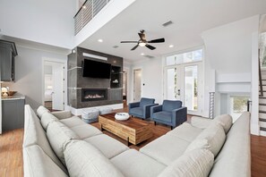 TV, stereo - Lake Front Estate with Main and Guest House with Pool, Bikes and LSV (Destin)