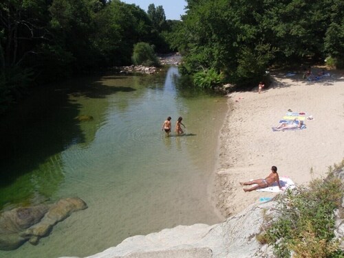 Quiet, cool location 2 minutes from the river, 25 minutes from the beaches and Ajaccio. Linen and parking OK