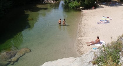 Quiet, cool location 2 minutes from the river, 25 minutes from the beaches and Ajaccio. Linen and parking OK