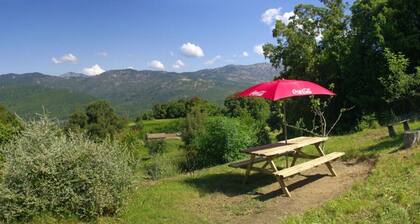 Quiet, cool location 2 minutes from the river, 25 minutes from the beaches and Ajaccio. Linen and parking OK