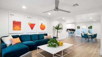 Téléviseur connecté, table de baby-foot