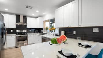 Réfrigérateur, four à micro-ondes, un four, surface de cuisson