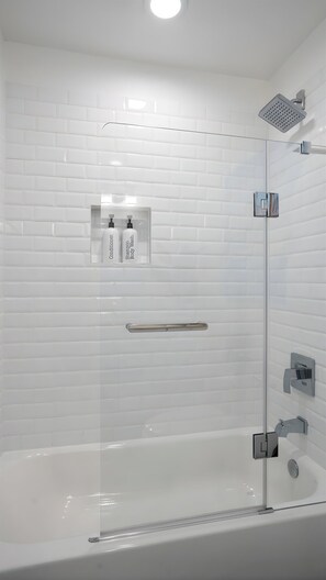 Bathtub, towels