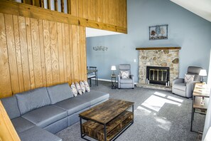 TV, fireplace, offices - 🌄Resort Vacations at Fairfield Glade TN Beautiful 3 Bedroom House (Crossville)