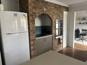 Refrigerador, microondas, horno y lavavajillas