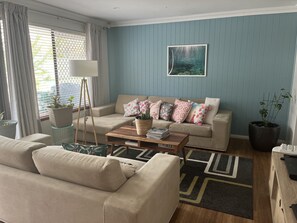 Smart TV, fireplace - Relaxed family home - 5 min walk to the beach (Geographe)