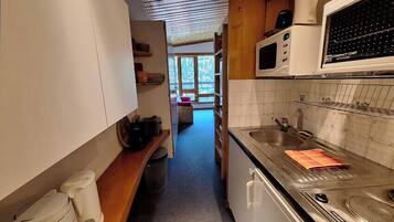 Een koelkast, een microgolfoven, een oven