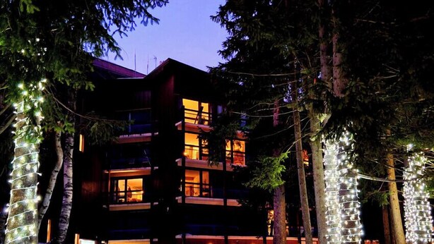 A multi-story building with balconies, surrounded by trees and snow. - Studio in Front De Neige Charvet Arc 1800 (Les Arcs)