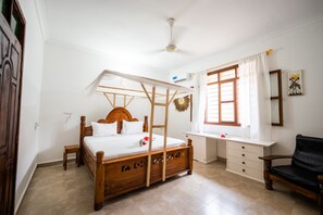 7 bedrooms, desk, WiFi, bed sheets