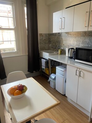 ثلاجة، ميكروويف، موقد طهي مسطح، ماكينة لصنع القهوة/الشاي