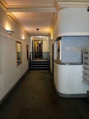 المنشأة من الداخل